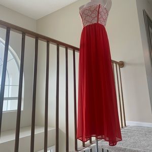 Stretchable strapless shoulder red, nude lace.